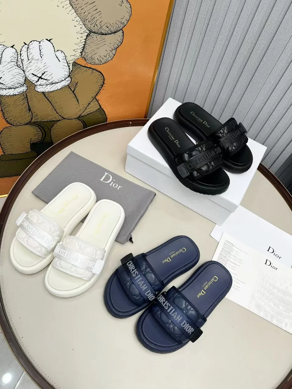 👟👟Ex-factory price 420👟👟 Dior Dior high version slippers, 👏👏2025 new classic model 🔥purchasing level qualityhot-selling thick-soled slippers in foreign counters💋———————————— Upper➕Inner: Original customized special electric embroidery material, Sole: Original mold 1.1 (lightweight) Bottom thickness: heel 5cm, forefoot 3cm, size 35-40 (with full set of packaging, cloth bag handbag, card instructions). You are welcome to place an order in advance, first come first served. Win-win cooperation.